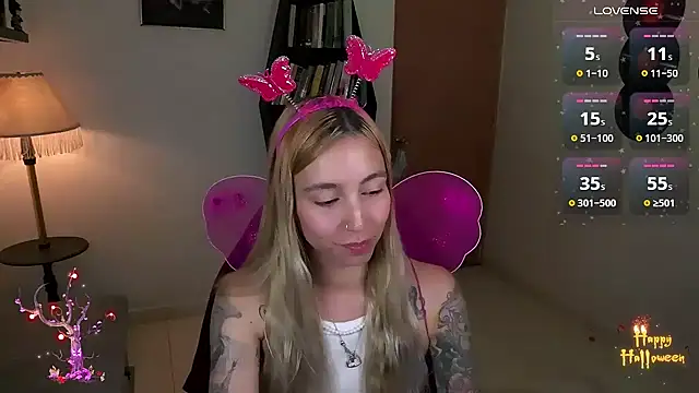 Snapshot of Saucy_Jenn chatting on November 1, 2025, 3:41 am Saucy Jenn online show from November 1, 2025, 3:41 am