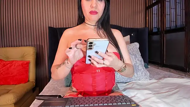 JuliaDawson  online show from October 21, 2025, 10:54 pm