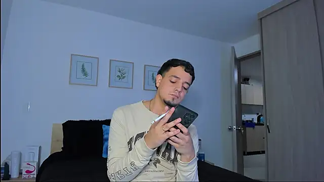 alejandro calderon1 online show from December 16, 2025, 3:33 am