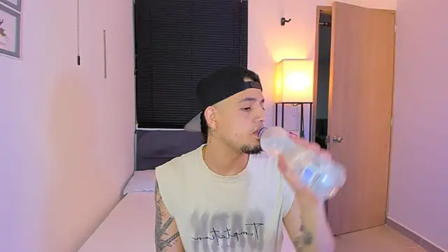 alejandro calderon1 online show from April 4, 2026, 3:38 am