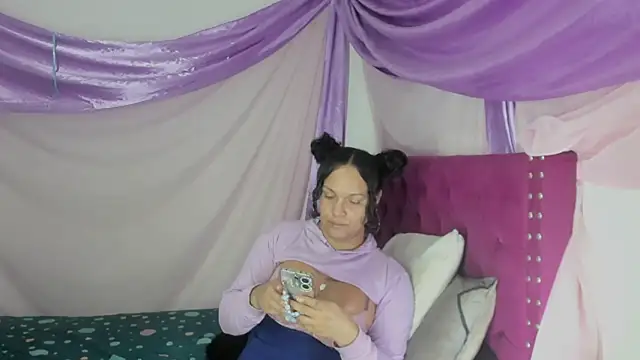 Snapshot of sirenadirtysexxx chatting on October 28, 2025, 3:43 am sirenadirtysexxx online show from October 28, 2025, 3:43 am