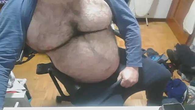 Snapshot of mikeyhotbear chatting on January 10, 2025, 6:20 am mikeyhotbear online show from January 10, 2025, 6:20 am