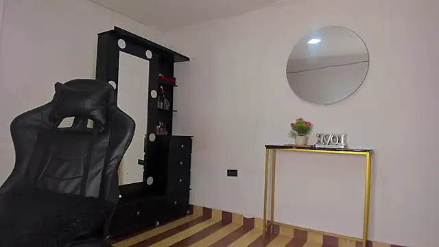 Snapshot of Emattaylor chatting on November 30, 2025, 11:36 am Emattaylor online show from November 30, 2025, 11:36 am