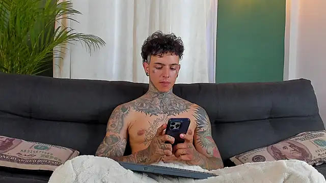 Snapshot of Aron_ford chatting on April 30, 2026, 8:57 pm Aron ford online show from April 30, 2026, 8:57 pm