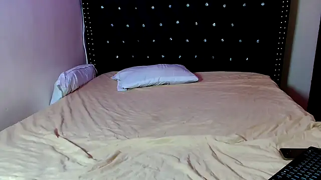 Toomuchbooty33 online show from September 30, 2025, 12:54 pm