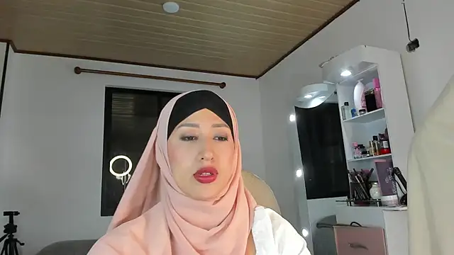 adila anich online show from October 31, 2025, 2:45 am