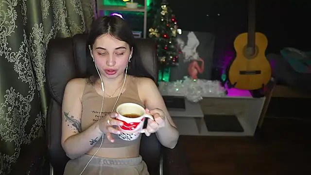 delicatedBailey online show from March 10, 2025, 2:59 pm