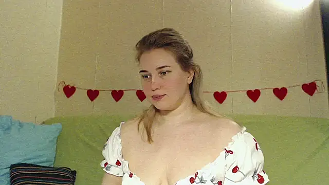 Snapshot of mmmPinUpGirl chatting on April 22, 2026, 10:33 pm mmmPinUpGirl online show from April 22, 2026, 10:33 pm