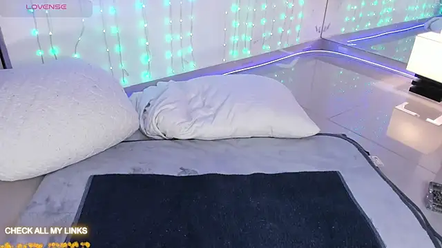 ohyesly  online show from September 30, 2025, 11:04 am