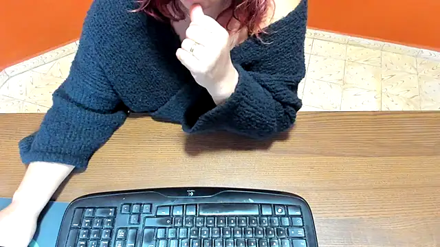 NikkiHolland online show from November 5, 2025, 8:25 am