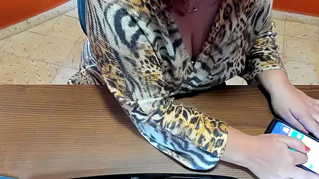 NikkiHolland online show from November 11, 2025, 9:31 am