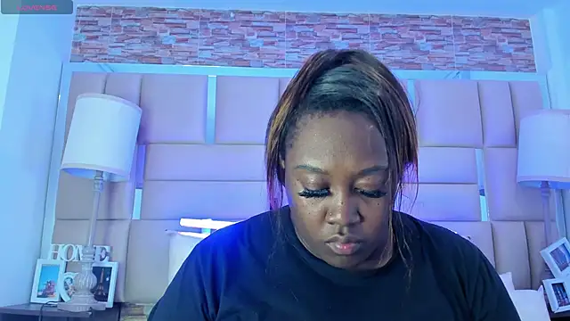 ShaniaBrownn online show from October 14, 2025, 7:47 pm