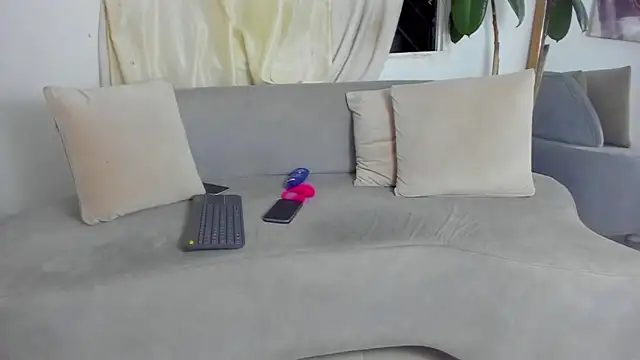 sweet mia23 online show from January 30, 2025, 6:35 am