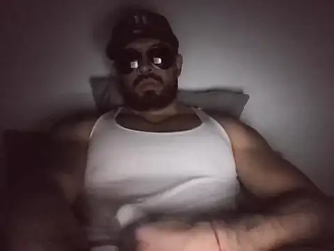 marcus002001 online show from April 17, 2026, 5:10 am