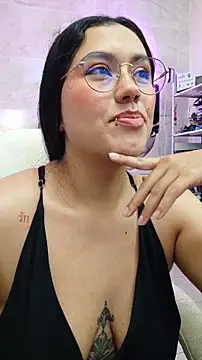 LauraRuiz1 online show from May 4, 2026, 11:23 pm