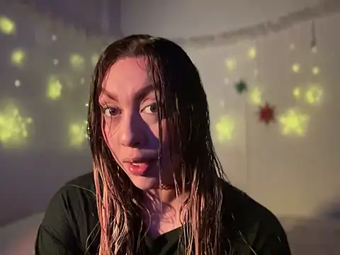 Im sophiie online show from December 17, 2024, 6:02 am