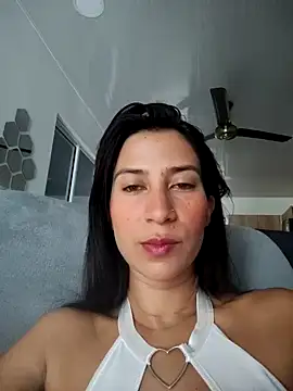 Snapshot of lady-rosse chatting on December 6, 2024, 1:44 pm lady-rosse online show from December 6, 2024, 1:44 pm