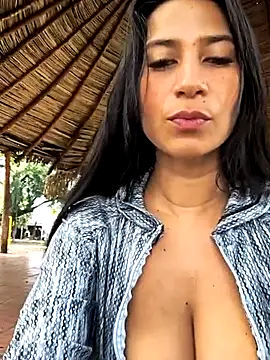 Snapshot of lady-rosse chatting on February 27, 2025, 7:37 pm lady-rosse online show from February 27, 2025, 7:37 pm