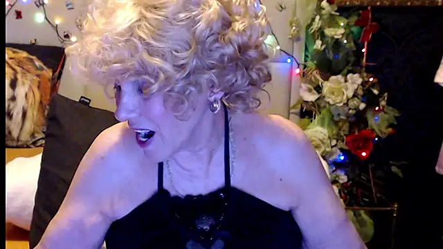 Snapshot of HappyWomanOn chatting on February 3, 2026, 9:47 am HappyWomanOn online show from February 3, 2026, 9:47 am