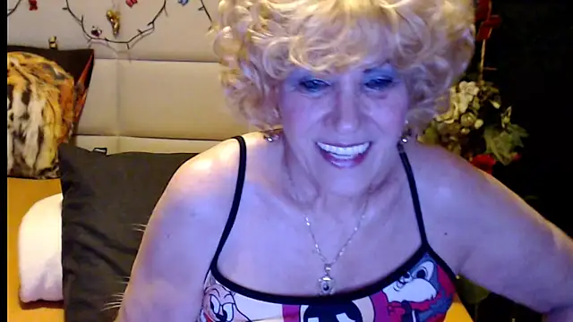 Snapshot of HappyWomanOn chatting on February 4, 2026, 7:09 pm HappyWomanOn online show from February 4, 2026, 7:09 pm