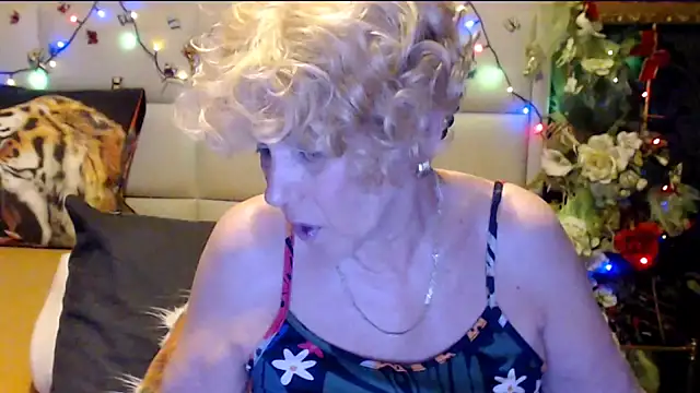 Snapshot of HappyWomanOn chatting on February 19, 2026, 9:38 am HappyWomanOn online show from February 19, 2026, 9:38 am