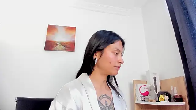 nia  white online show from November 24, 2025, 6:18 pm