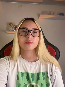 Irisweet  online show from March 17, 2025, 11:32 pm