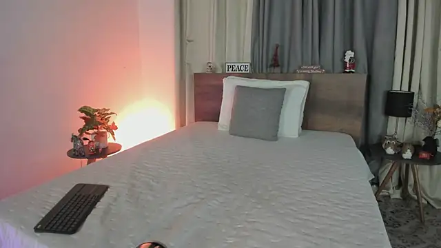 Snapshot of SaraVergara chatting on December 19, 2024, 9:06 pm SaraVergara online show from December 19, 2024, 9:06 pm