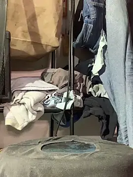 raphadoors19 online show from December 21, 2025, 12:01 pm