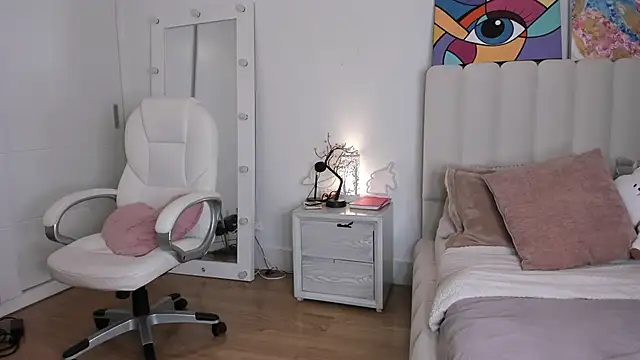 Daniela Miller  online show from September 27, 2025, 11:43 pm