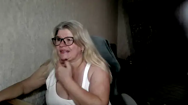 Snapshot of Diana_49 chatting on April 21, 2026, 6:20 am Diana 49 online show from April 21, 2026, 6:20 am