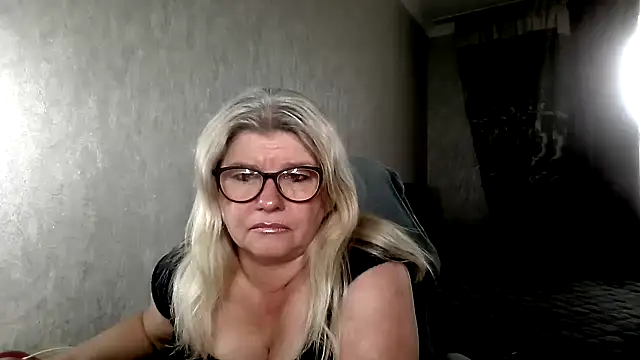 Snapshot of Diana_49 chatting on April 22, 2026, 7:33 am Diana 49 online show from April 22, 2026, 7:33 am