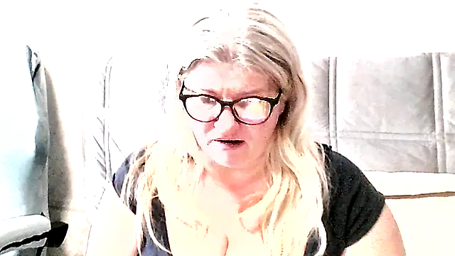 Snapshot of Diana_49 chatting on April 22, 2026, 7:37 pm Diana 49 online show from April 22, 2026, 7:37 pm