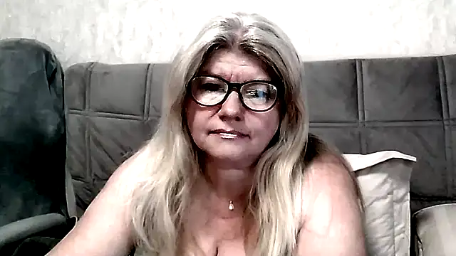Snapshot of Diana_49 chatting on April 25, 2026, 5:10 am Diana 49 online show from April 25, 2026, 5:10 am