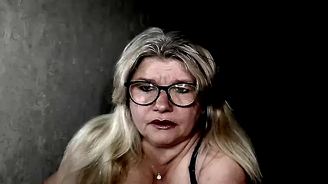 Snapshot of Diana_49 chatting on April 26, 2026, 7:28 am Diana 49 online show from April 26, 2026, 7:28 am