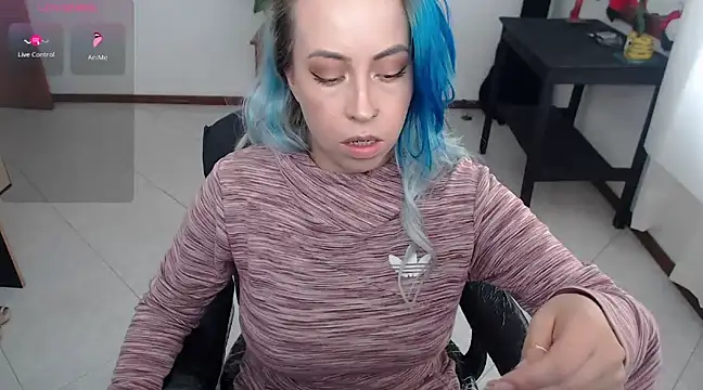 charlottezoe15 online show from February 13, 2025, 3:35 pm