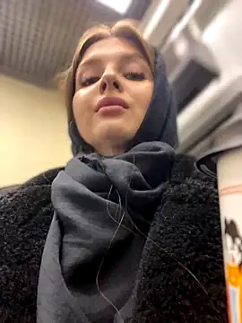 KrisMagnoly online show from November 5, 2025, 5:46 pm