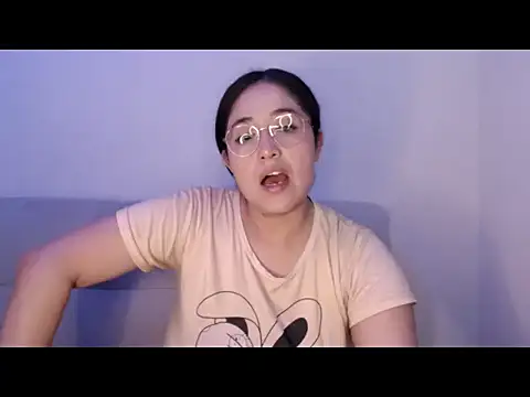 YummymeowW online show from May 17, 2026, 3:37 am