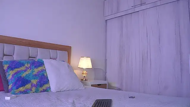 mia hank online show from November 28, 2025, 11:46 am