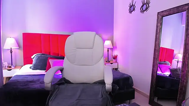  Nicoletteshea  online show from October 24, 2025, 8:27 pm