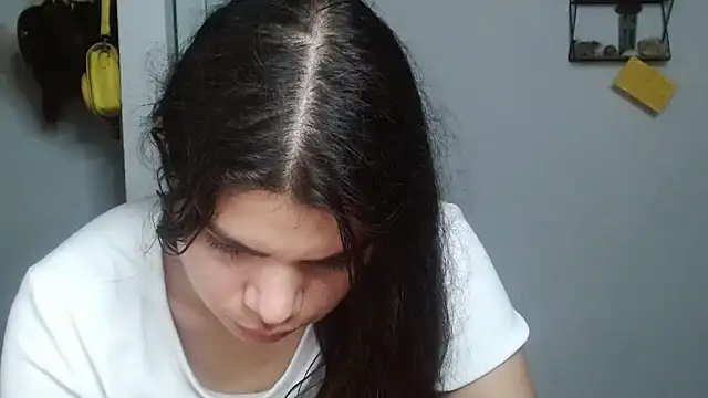 Snapshot of Nikkykora15 chatting on February 7, 2025, 3:34 am Nikkykora15 online show from February 7, 2025, 3:34 am