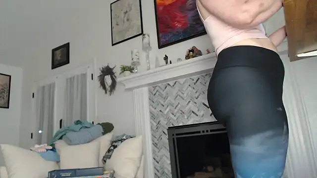 AuroraWillows online show from October 21, 2025, 11:00 am