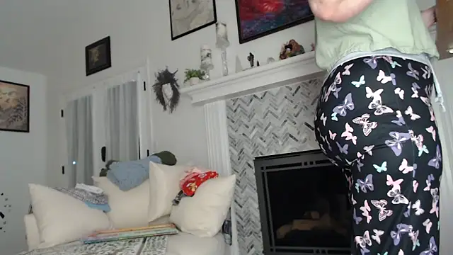 AuroraWillows online show from October 26, 2025, 12:11 pm