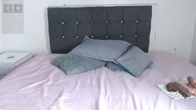 selena yourmilf online show from February 19, 2026, 3:52 pm