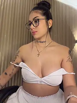 Sarasanders 4 online show from April 9, 2026, 2:00 am