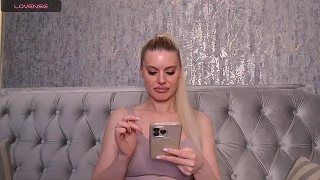 BlondieStar online show from December 9, 2024, 1:45 pm