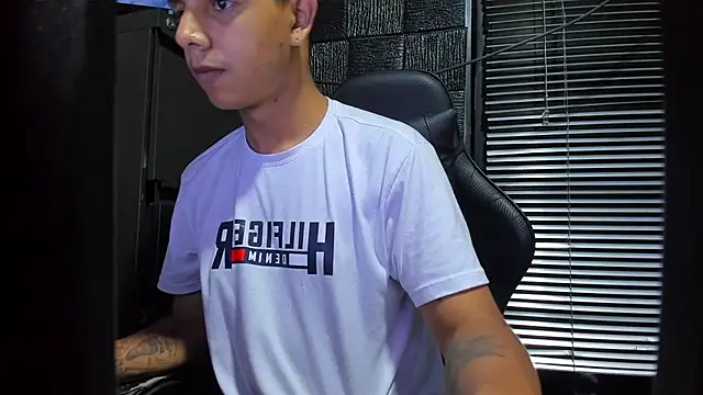 Snapshot of boy_bigcock24cm chatting on June 11, 2026, 1:05 am boy bigcock24cm online show from June 11, 2026, 1:05 am