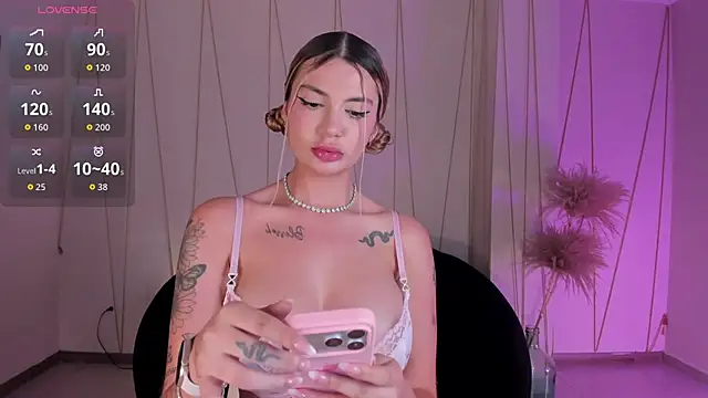 NiaHolland online show from November 22, 2025, 6:29 pm