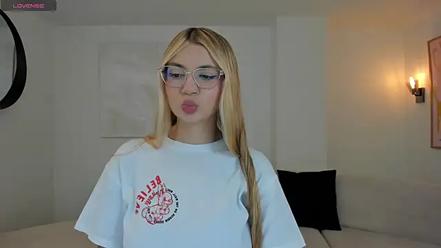 NiaHolland online show from February 8, 2026, 10:46 pm