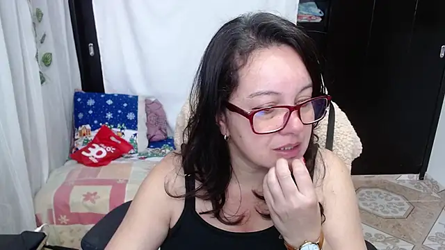 Snapshot of Sonialorens_ chatting on December 15, 2024, 1:43 pm Sonialorens  online show from December 15, 2024, 1:43 pm